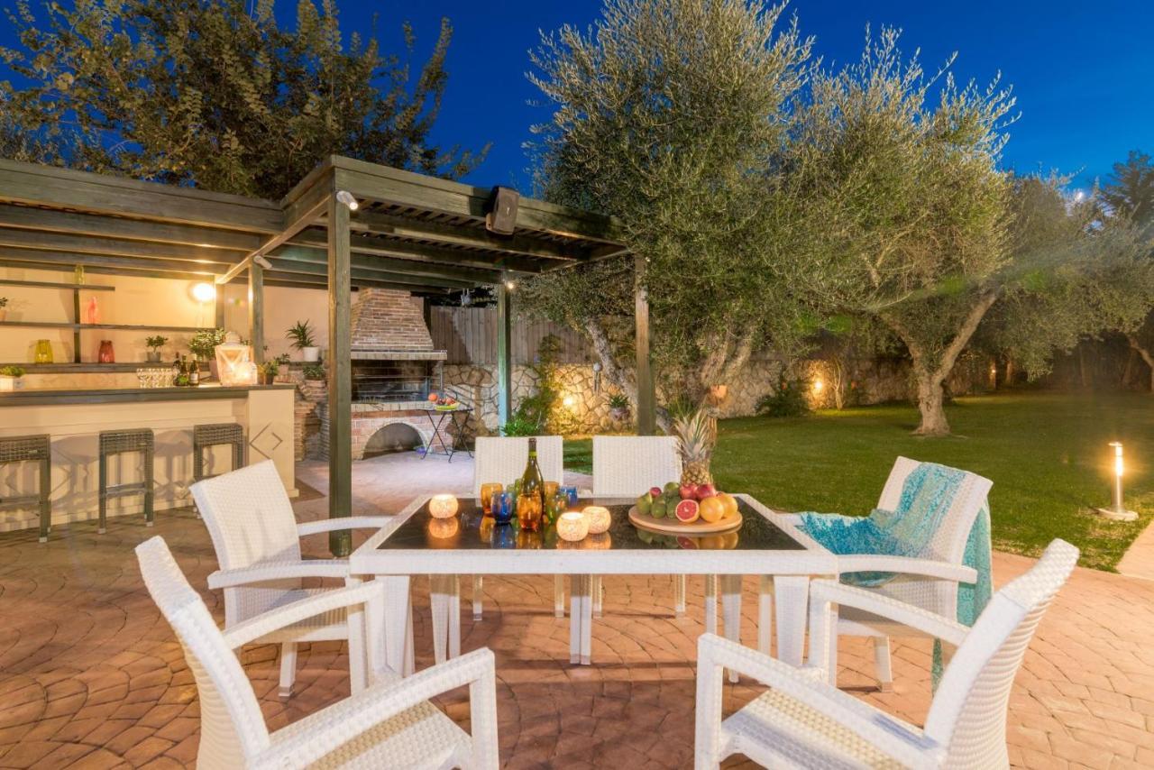 Astarte Villas - Istar Villa With Tennis Court Makhairádhon Exterior photo