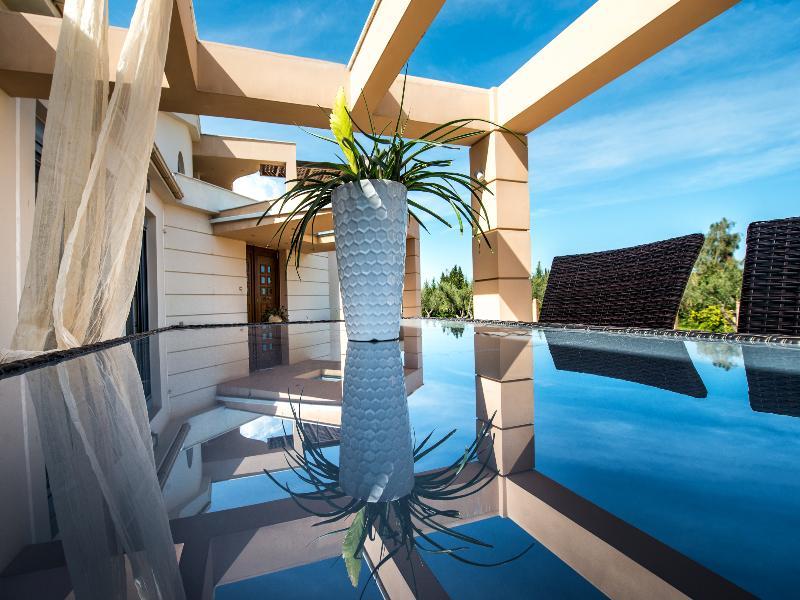 Astarte Villas - Istar Villa With Tennis Court Makhairádhon Exterior photo